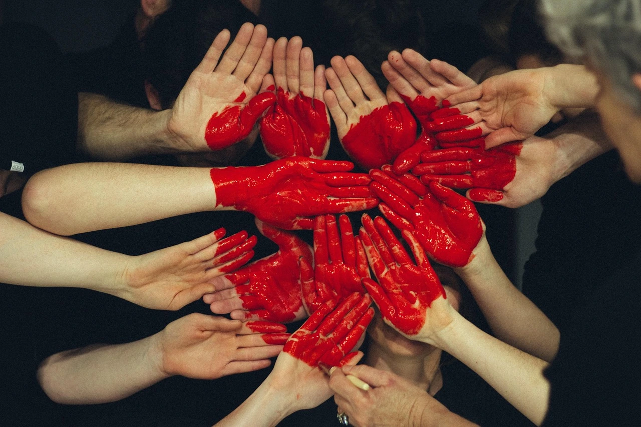 coeur créé par des mains en collectif - Amandine Guyot -art thérapie - journal créatif - coye la foret