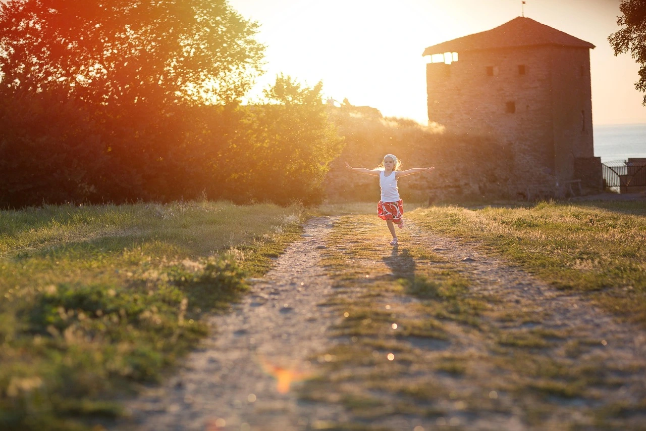 enfant court sur un chemin - Art thérapie - journal créatif - coye la foret